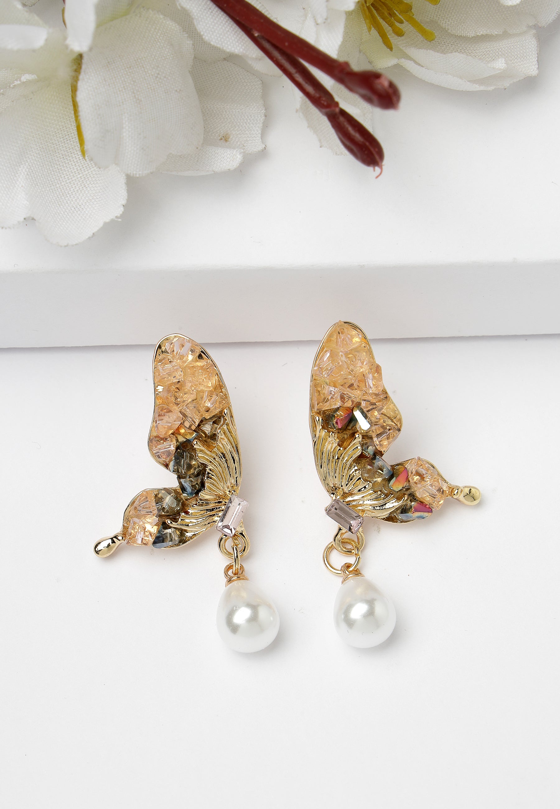 Pendientes colgantes de mariposa en color dorado Whimsy