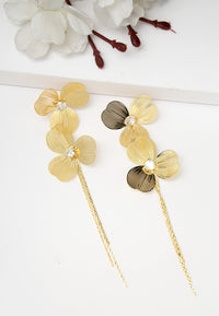 Pendientes de cadena con flores de color dorado