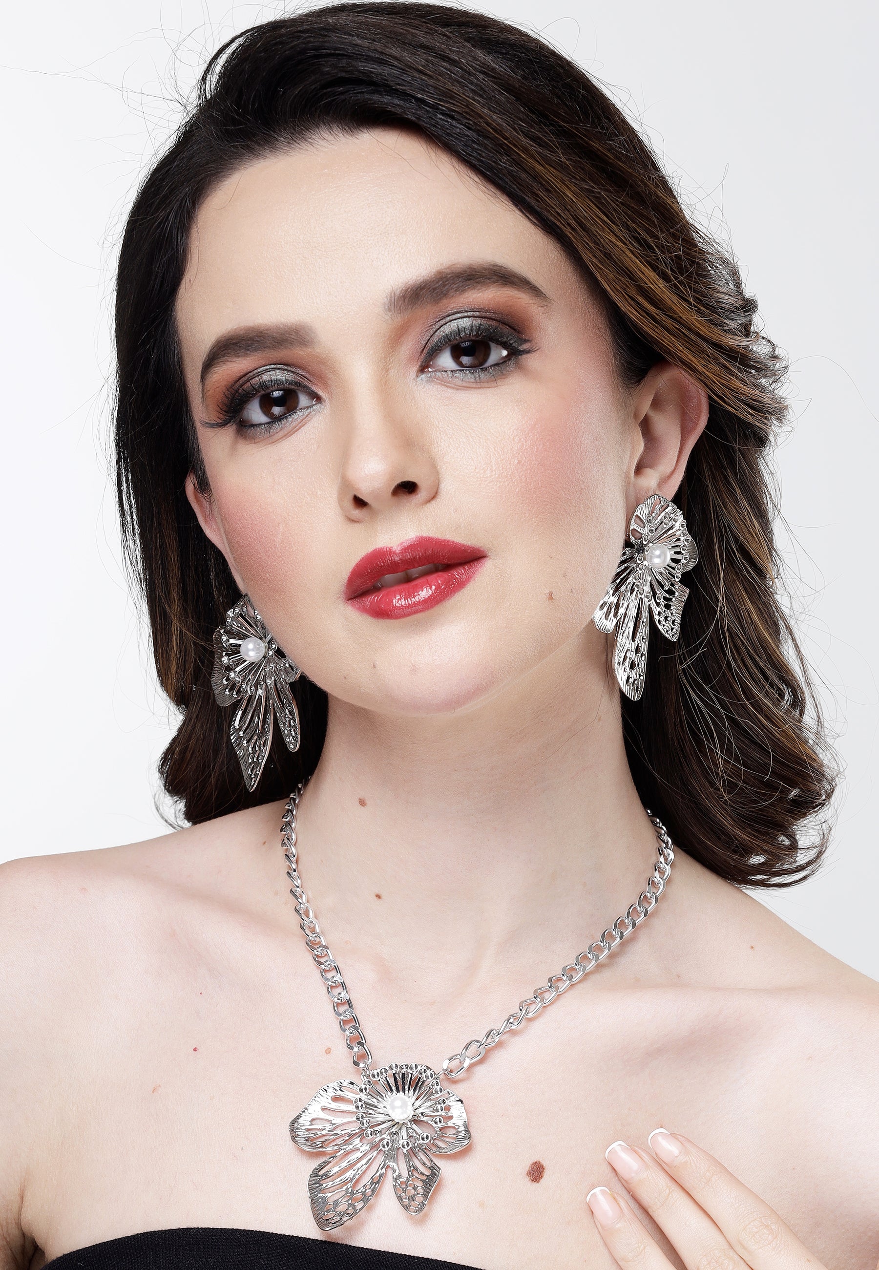 Sparkling Silver-Coloured Flower Pendant And Earrings Set