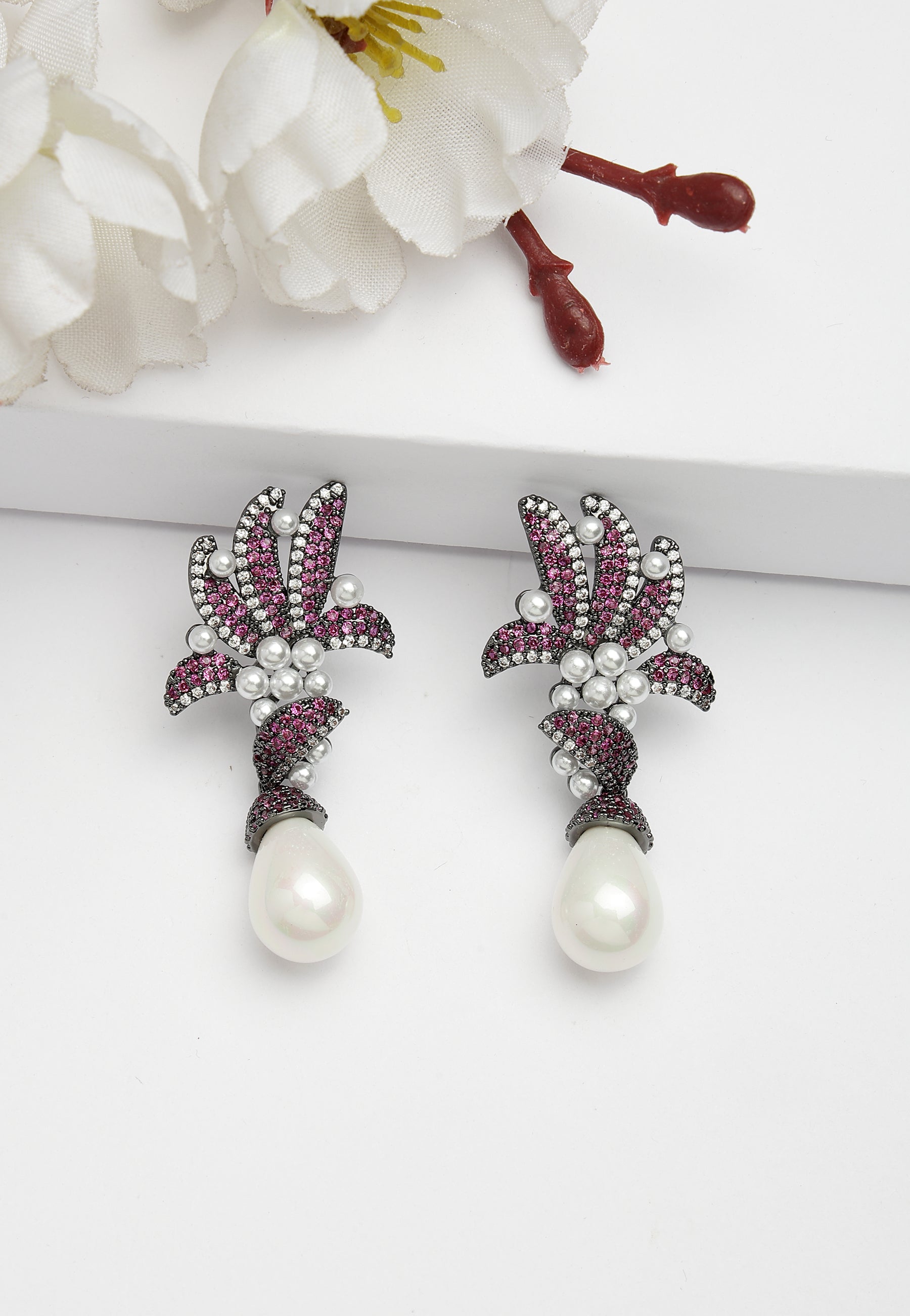 Boucles d'oreilles pendantes avec zircones violettes