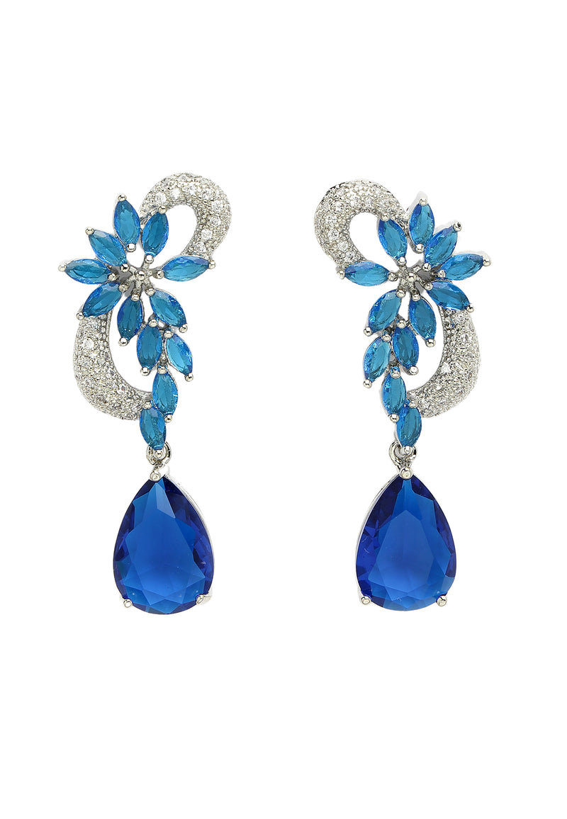 Pendientes colgantes con diseño floral y circonitas modernas