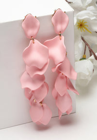Lichtroze rozenblaadjevormige hangertjes oorbellen.