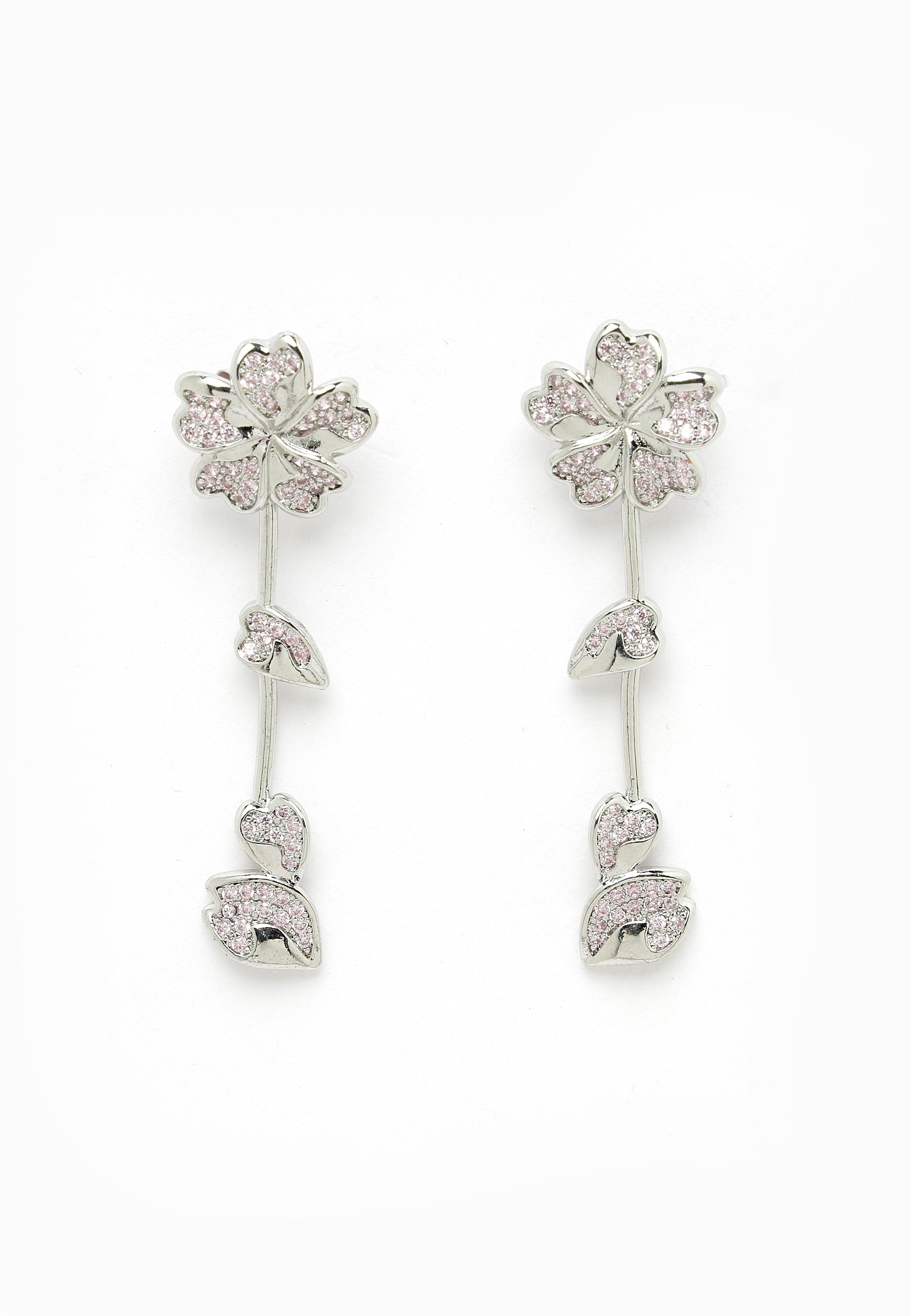 Iconici orecchini pendenti floreali color argento