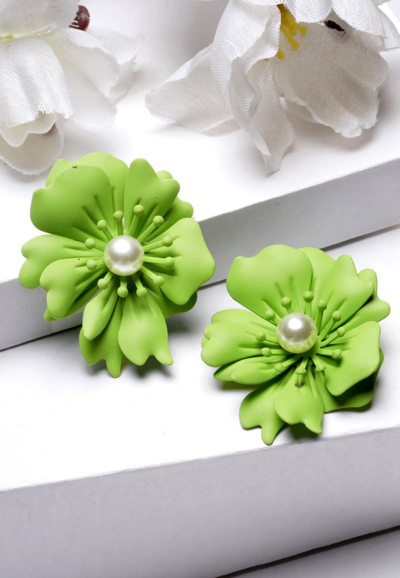 Orecchini a bottone con perle floreali in verde matcha