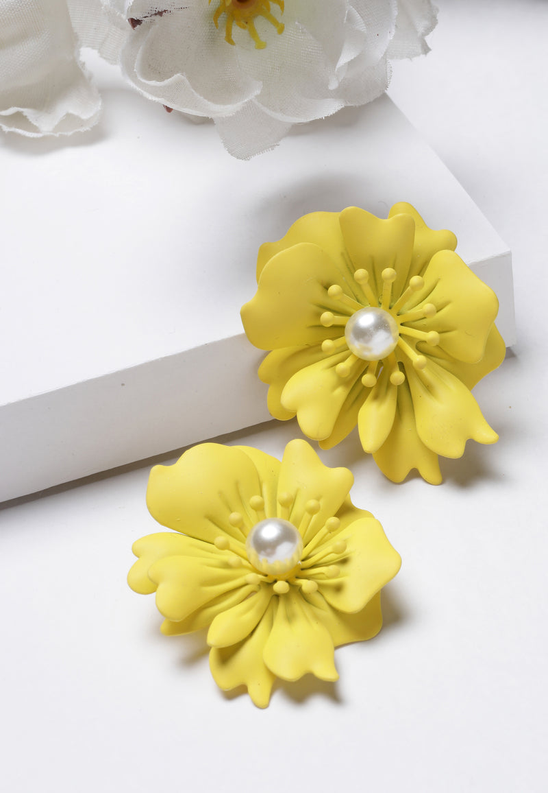 Orecchini con perle floreali in giallo