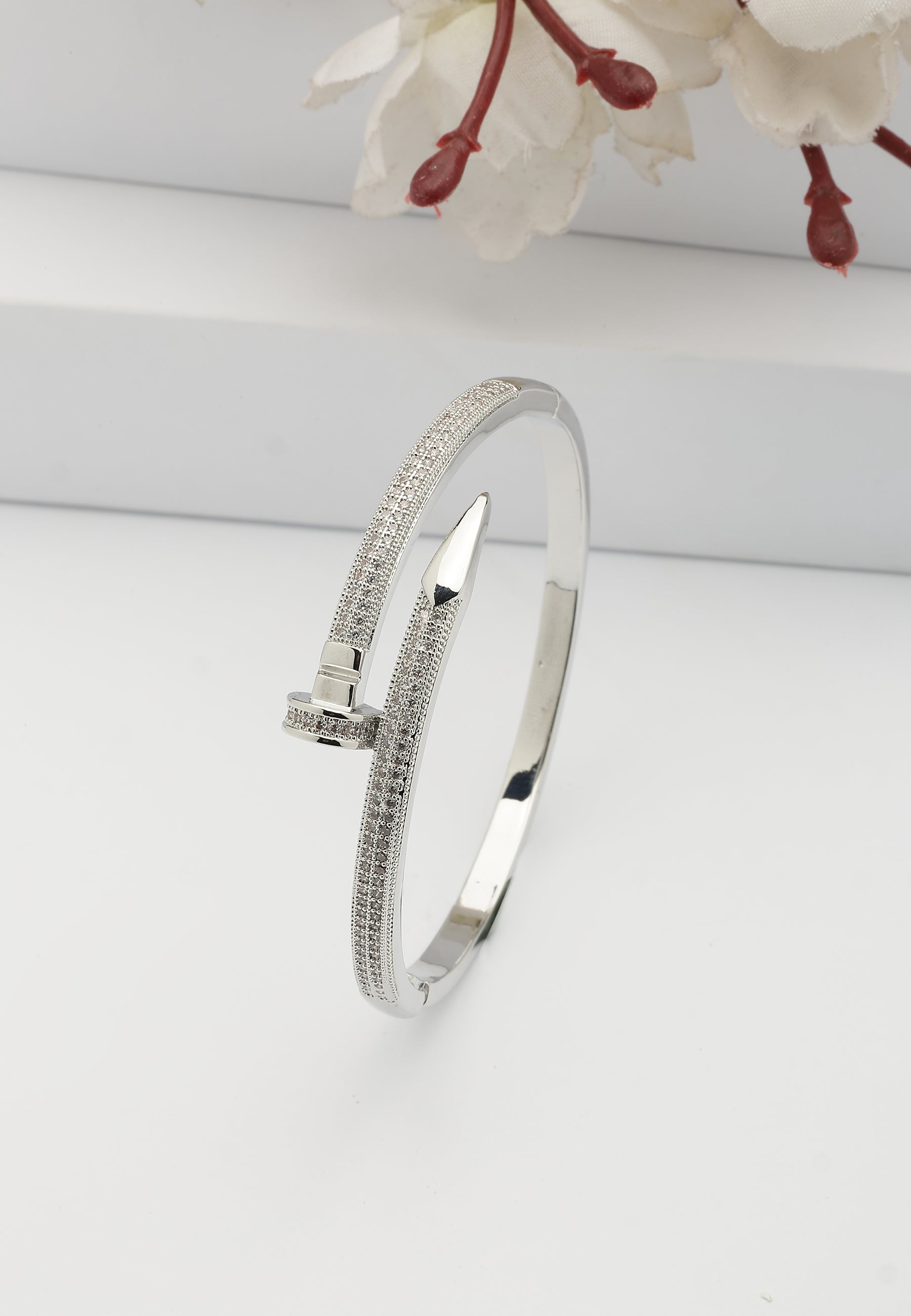 Bracelet en argent brillant et tranchant