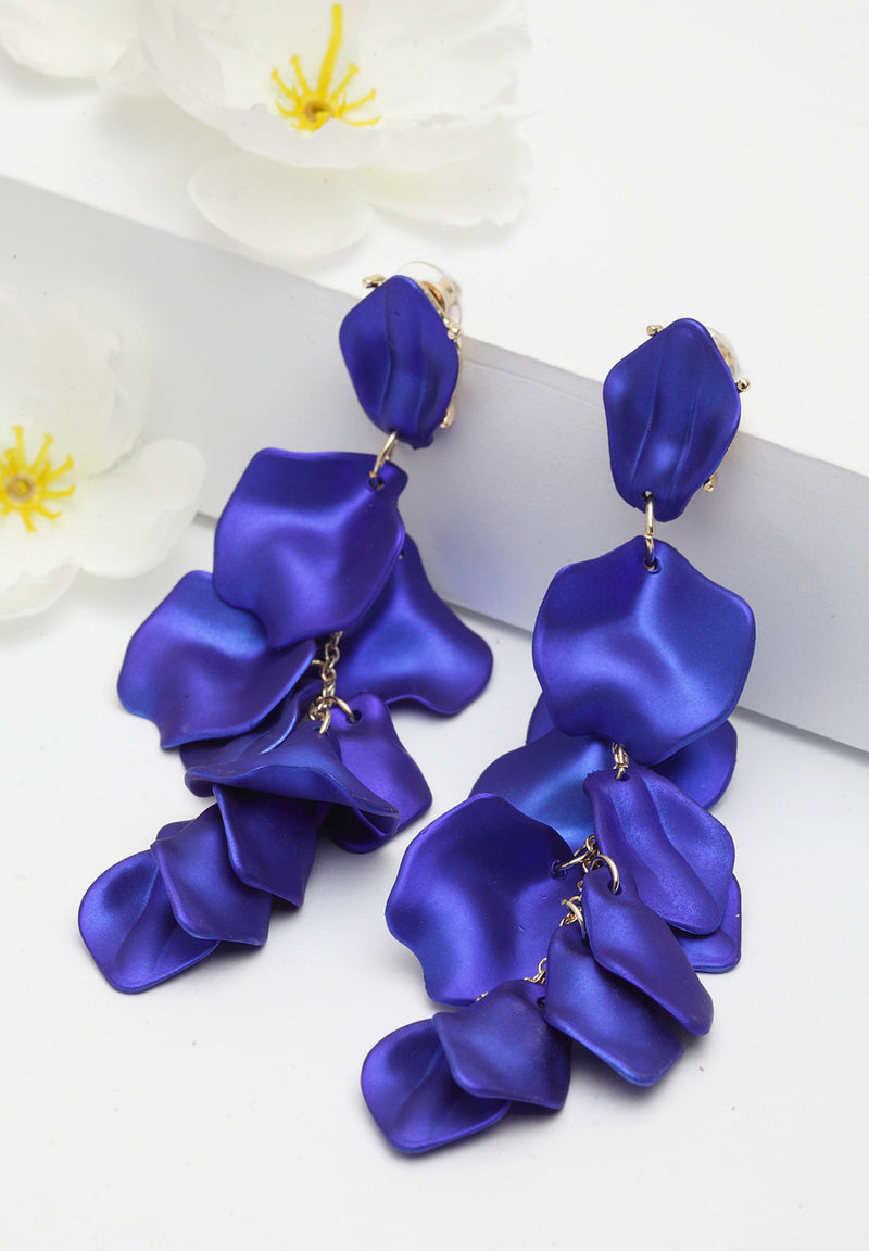 Luxuriöse lange Statement-Ohrringe mit Rosenblättern