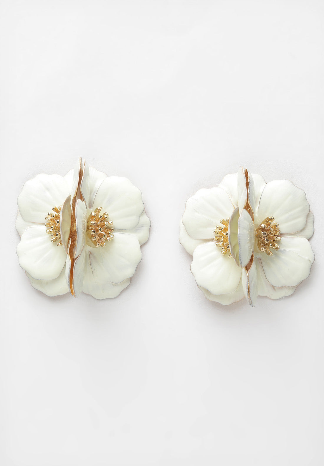 Vita blommiga metalliska örhängen