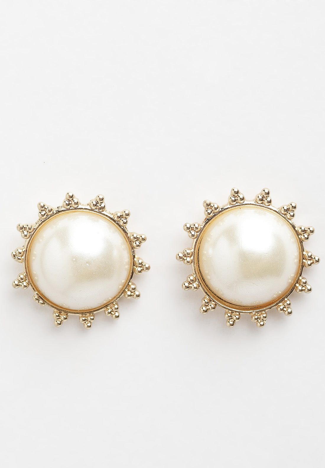 Złote okrągłe kolczyki z perłami