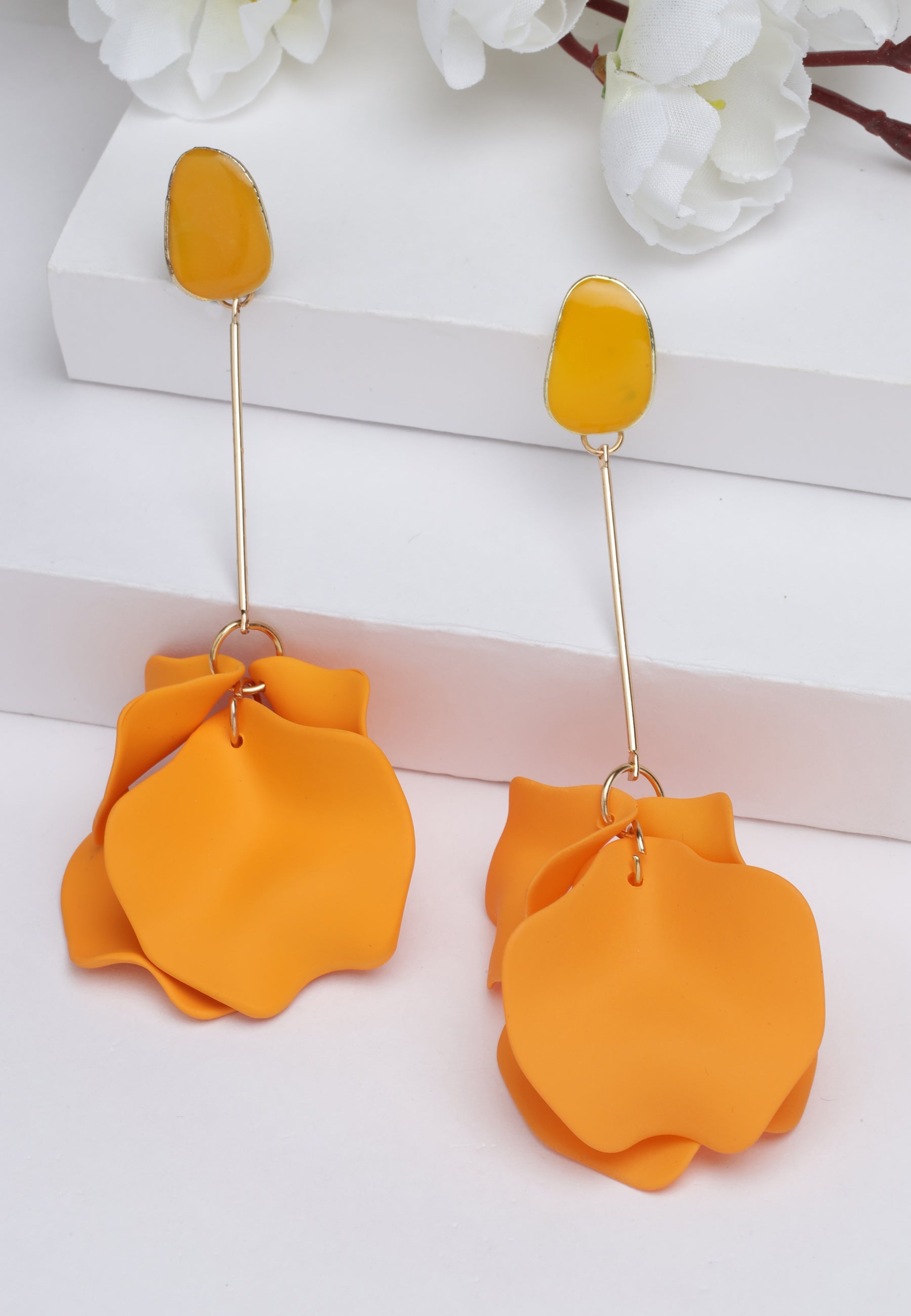Kolczyki w kształcie płatków w kolorze pomarańczowym