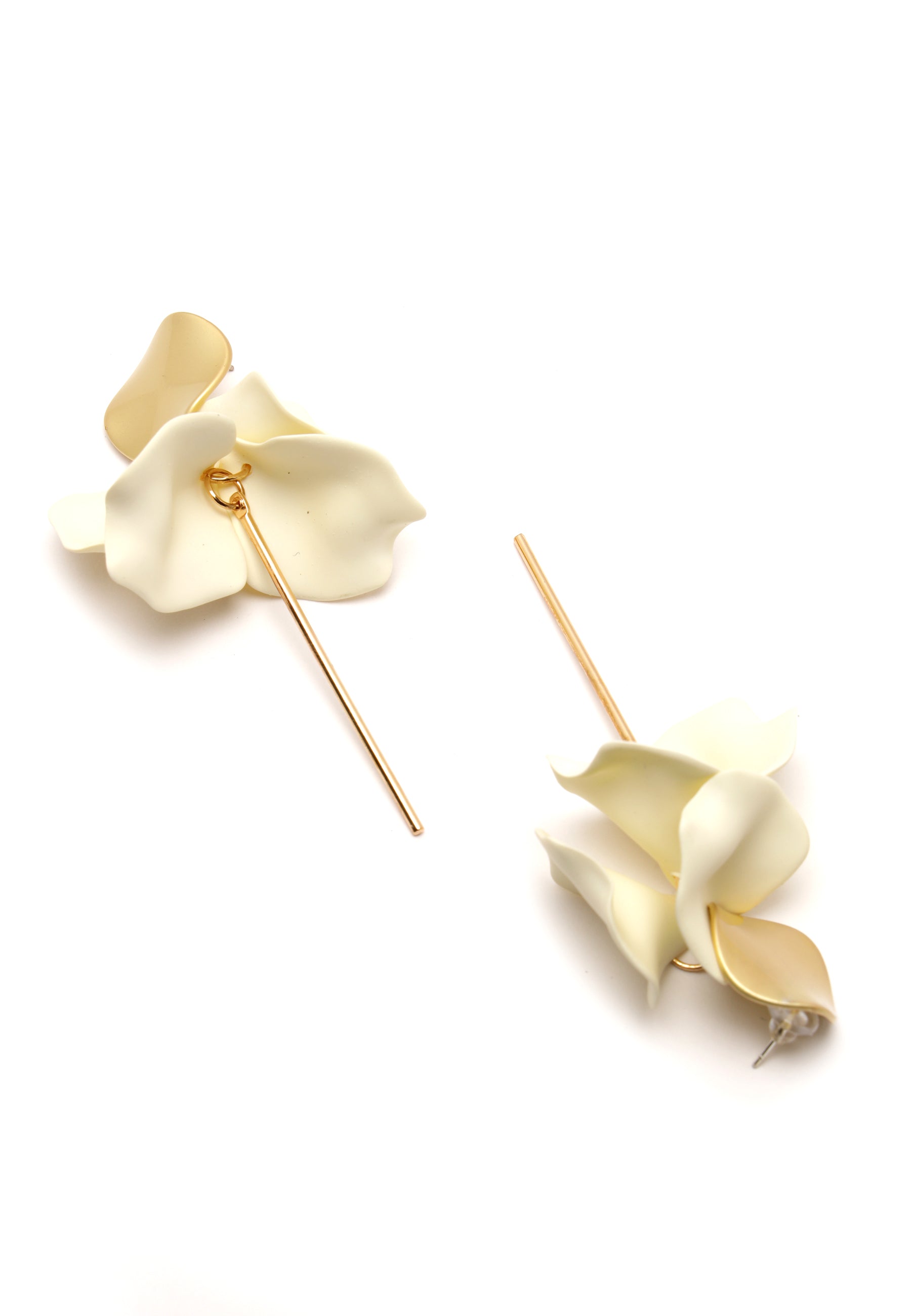 Blütenblatt-Ohrringe in Creme