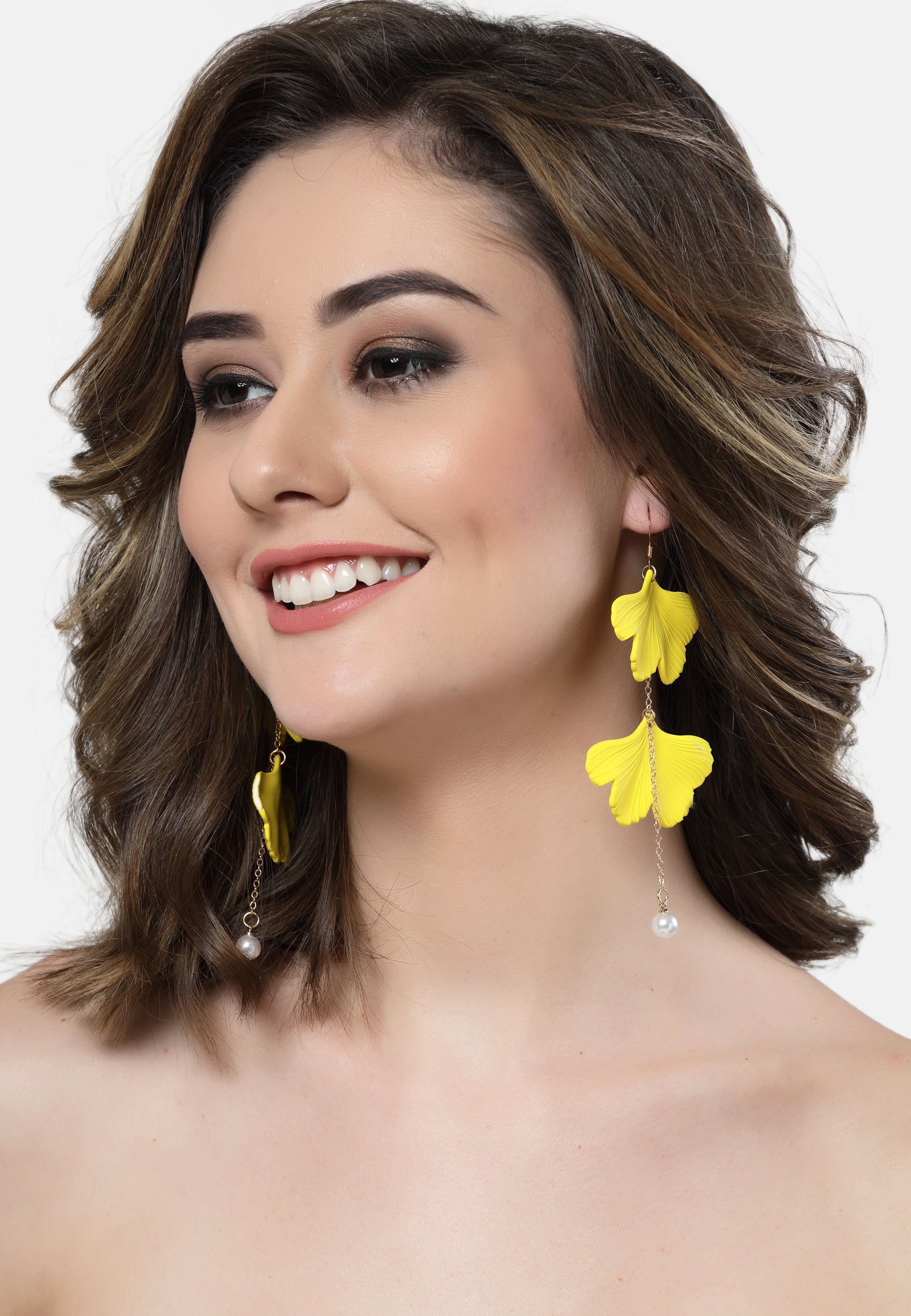 Plys kronbladsformede lange øreringe i gul