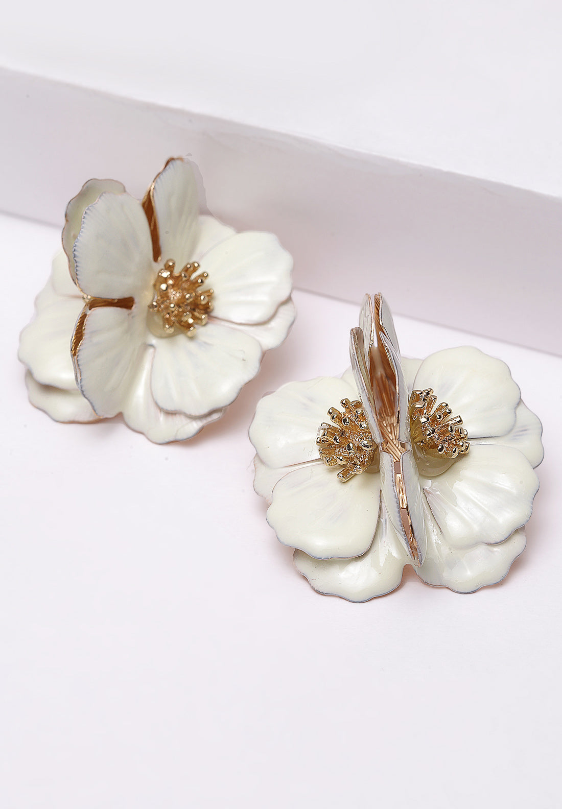 Weiße Blumen-Metallic-Ohrringe